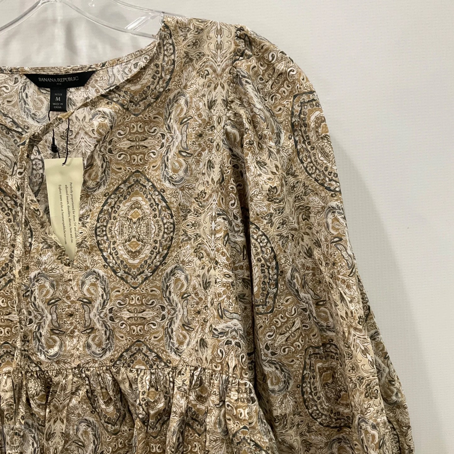 Top Long Sleeve By Banana Republic In Geometric Pattern, Size: M