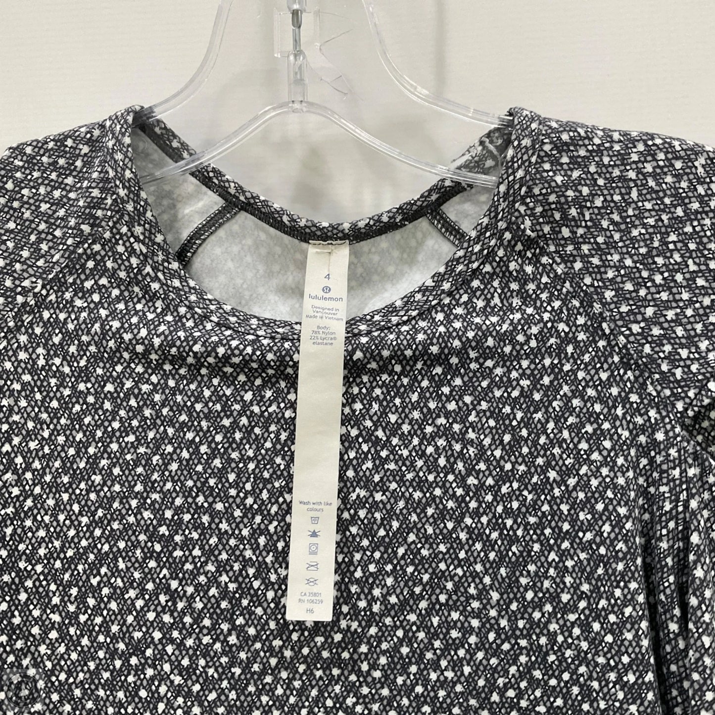 Athletic Top Long Sleeve Collar By Lululemon In Black & White, Size: 4