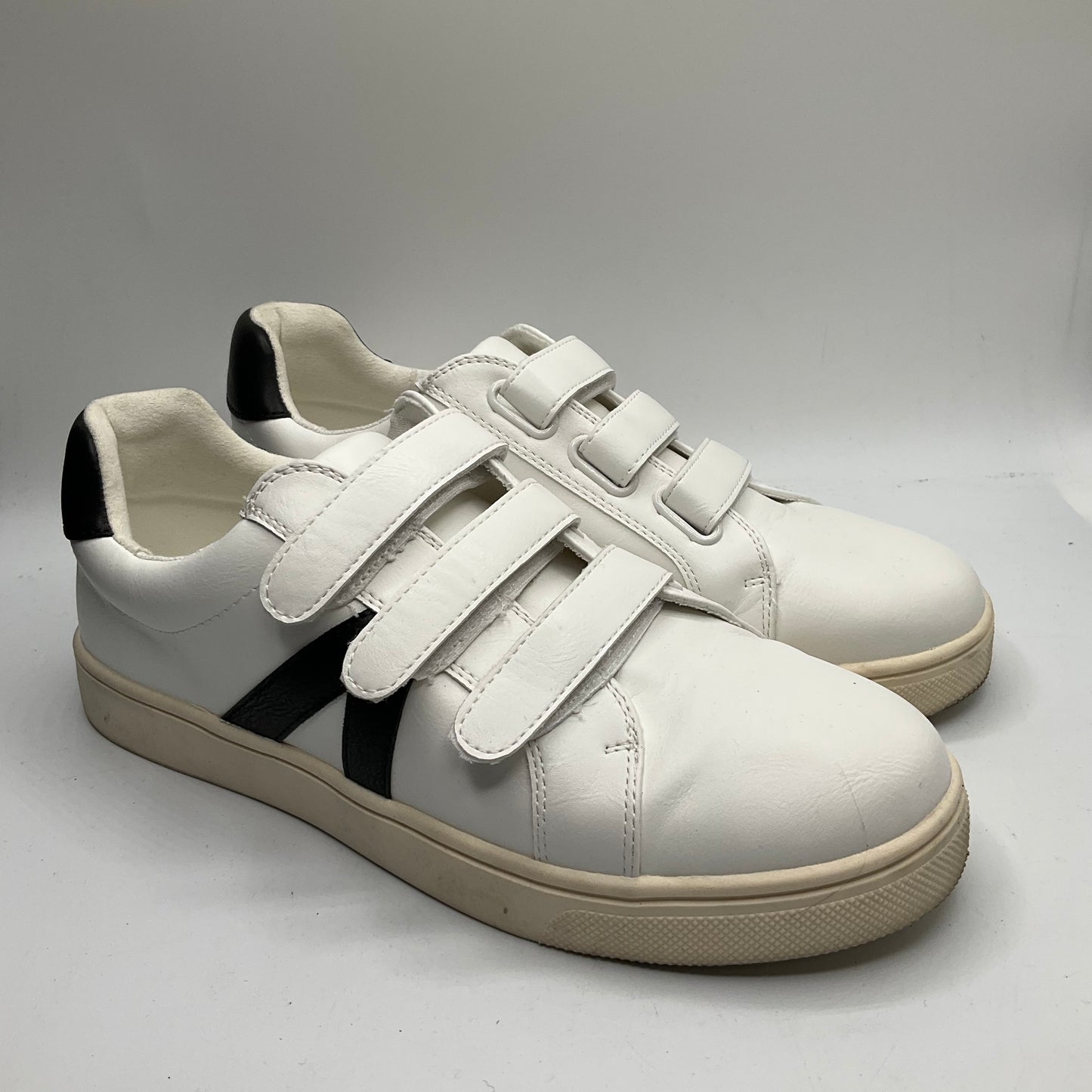 Shoes Sneakers By Mia In White, Size: 7.5