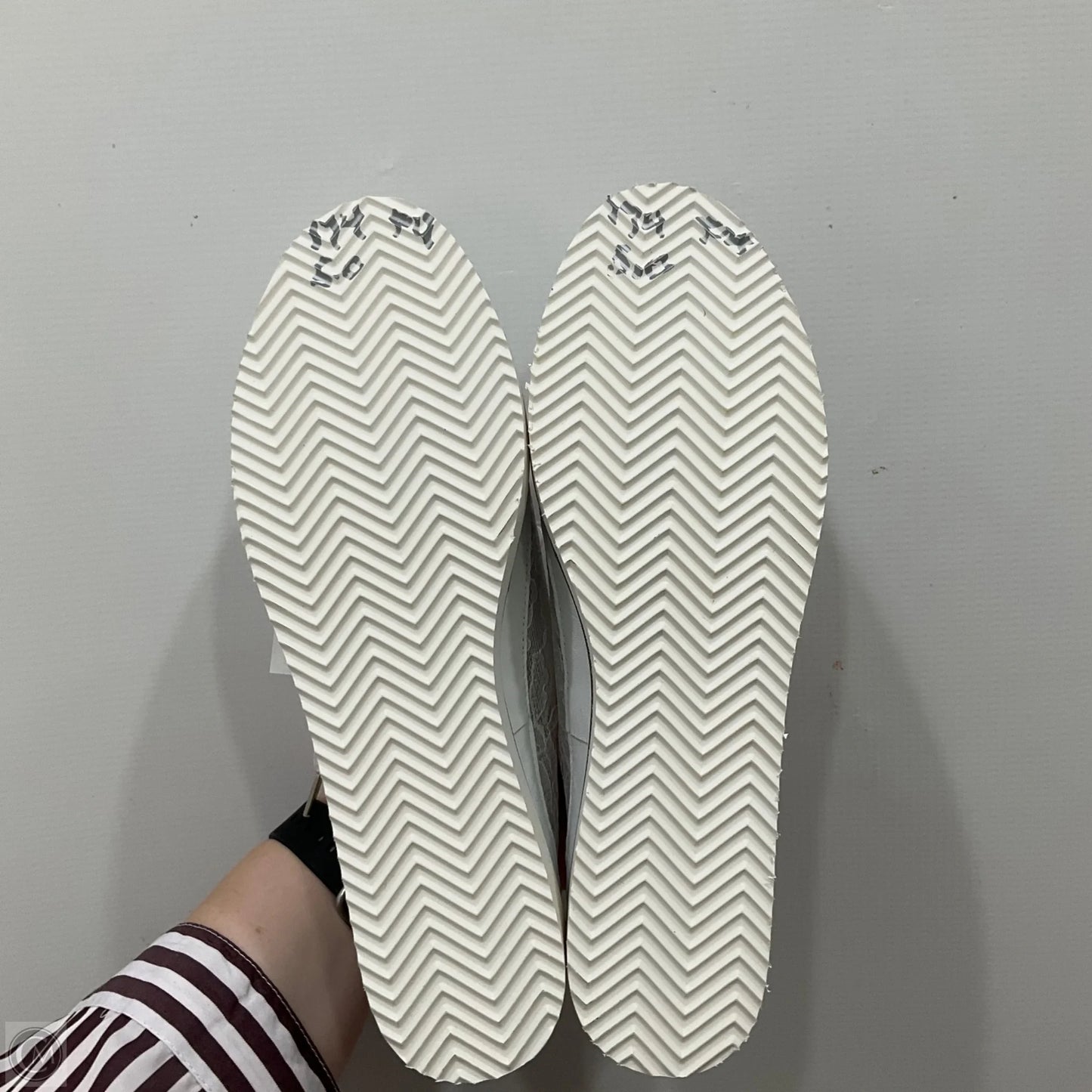 Shoes Sneakers By Cma In White, Size: 5