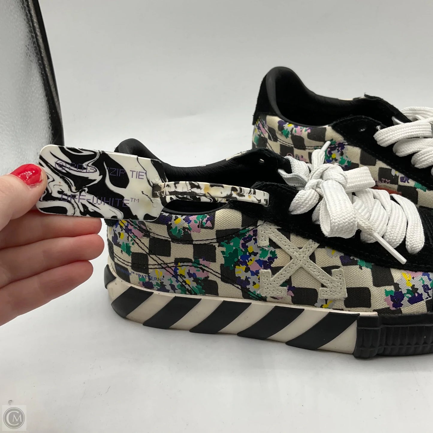 Shoes Luxury Designer By Off-white In Black & White, Size: 6.5