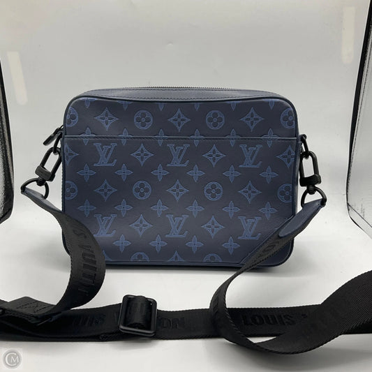 Crossbody Luxury Designer By Louis Vuitton, Size: Medium