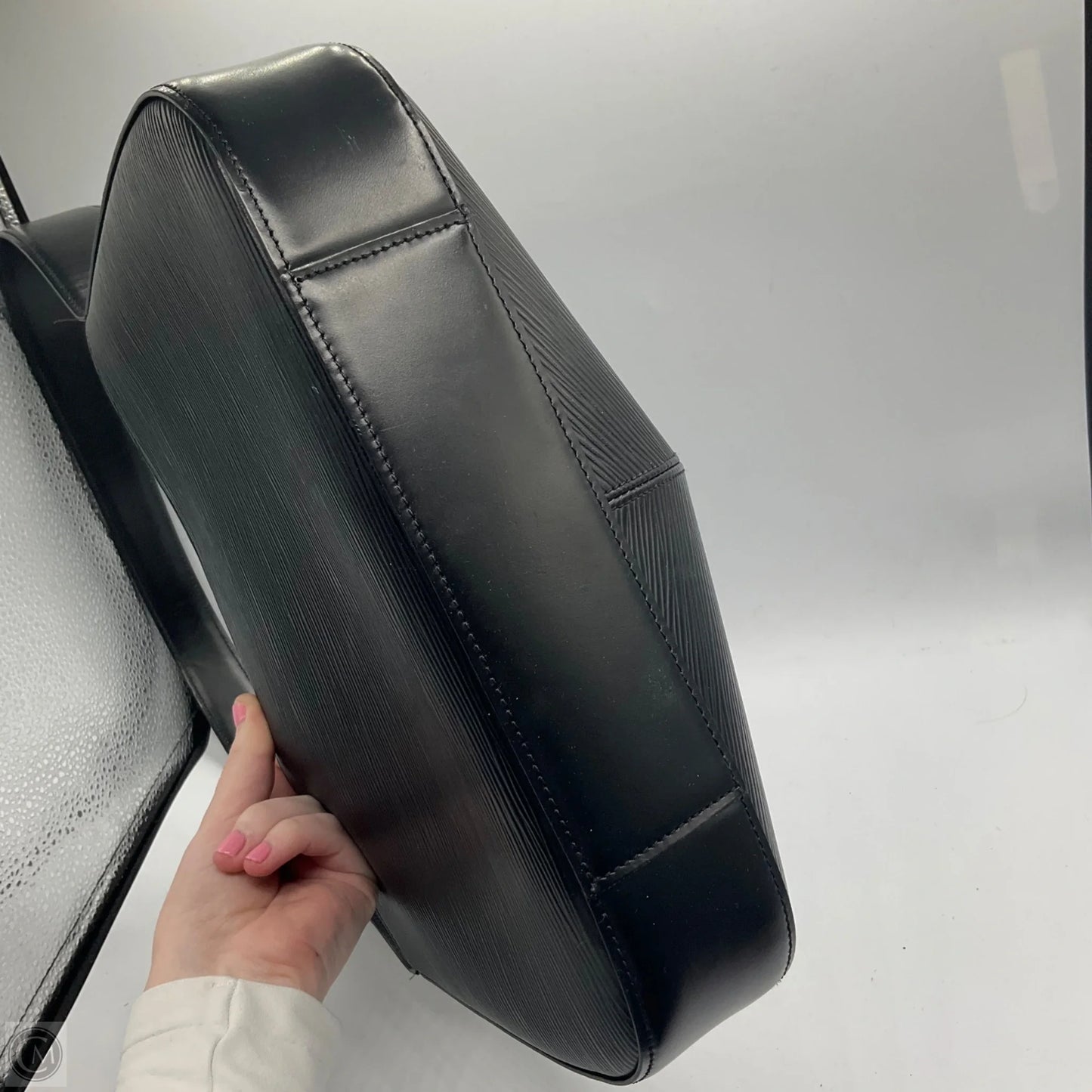 Handbag Luxury Designer By Louis Vuitton, Size: Medium