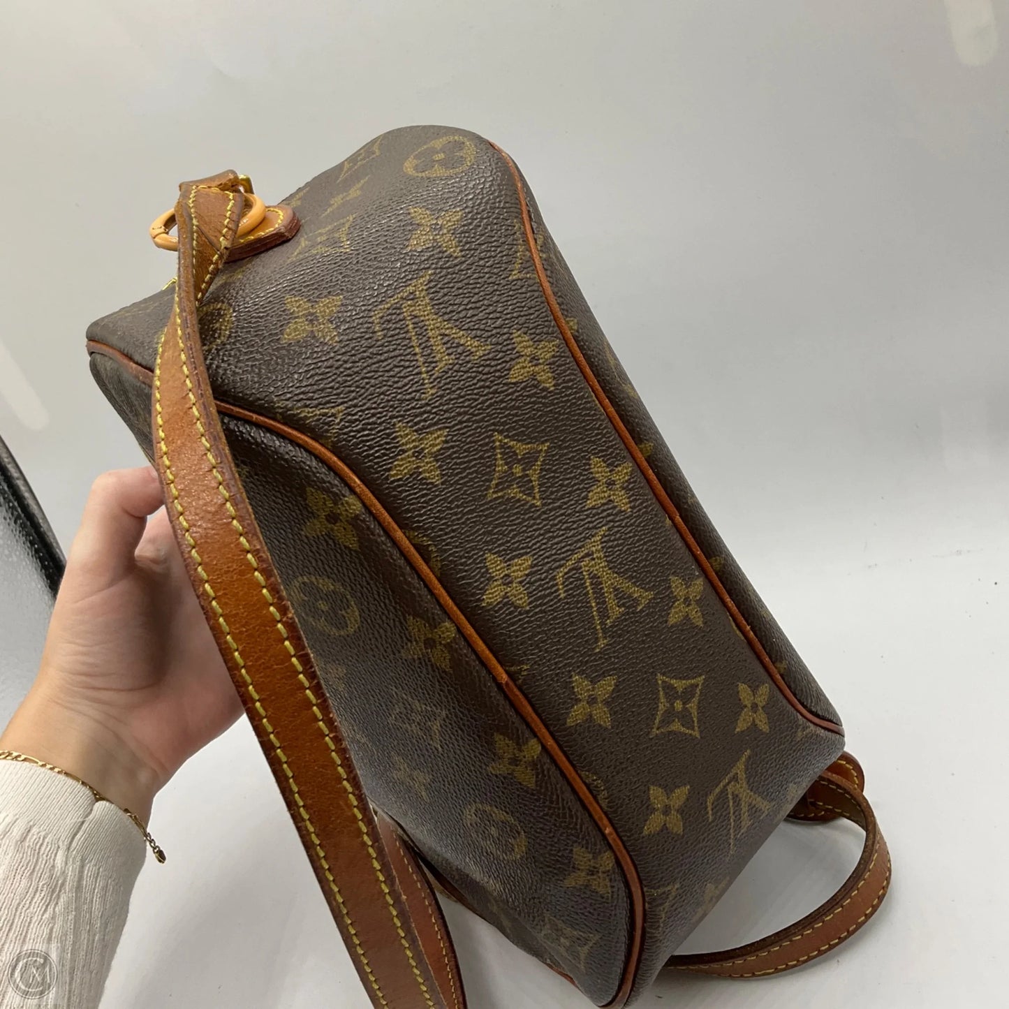Crossbody Luxury Designer By Louis Vuitton, Size: Medium