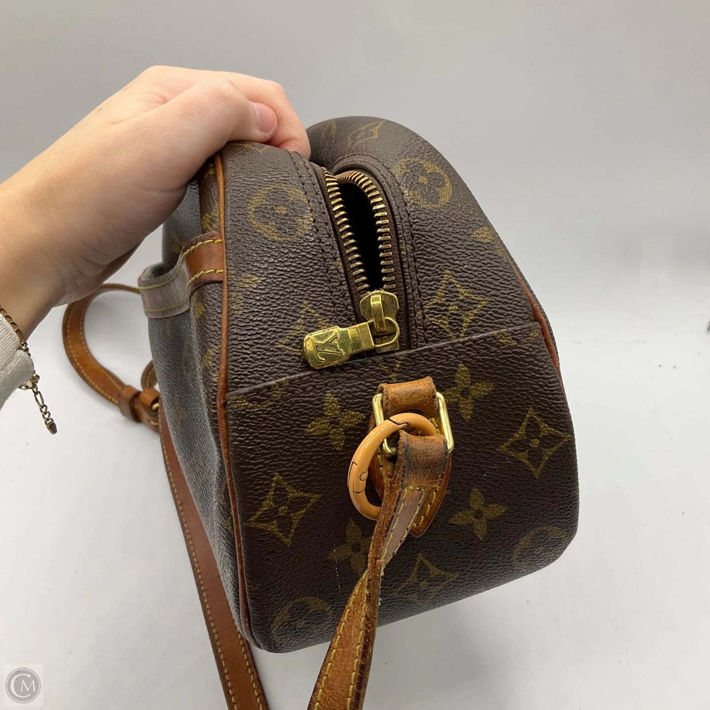 Crossbody Luxury Designer By Louis Vuitton, Size: Medium