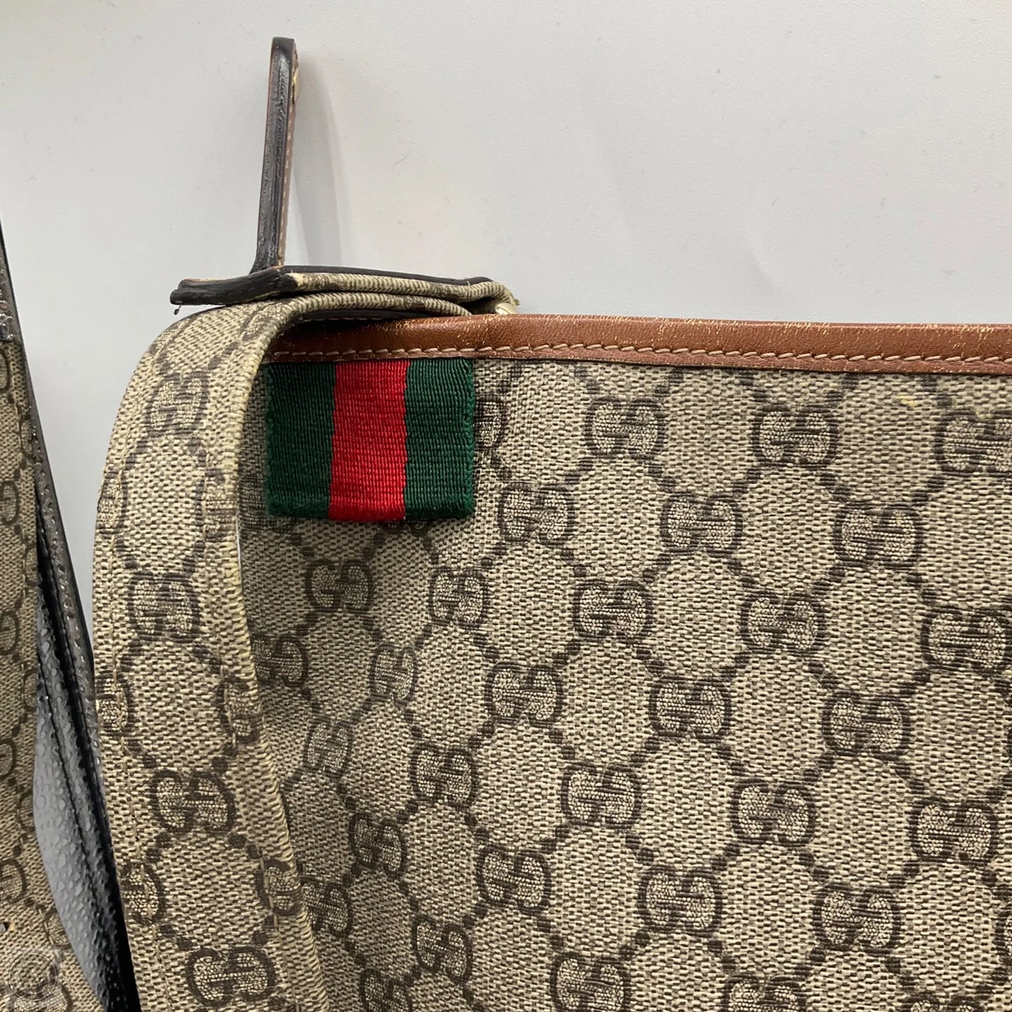 Crossbody Luxury Designer By Gucci, Size: Large