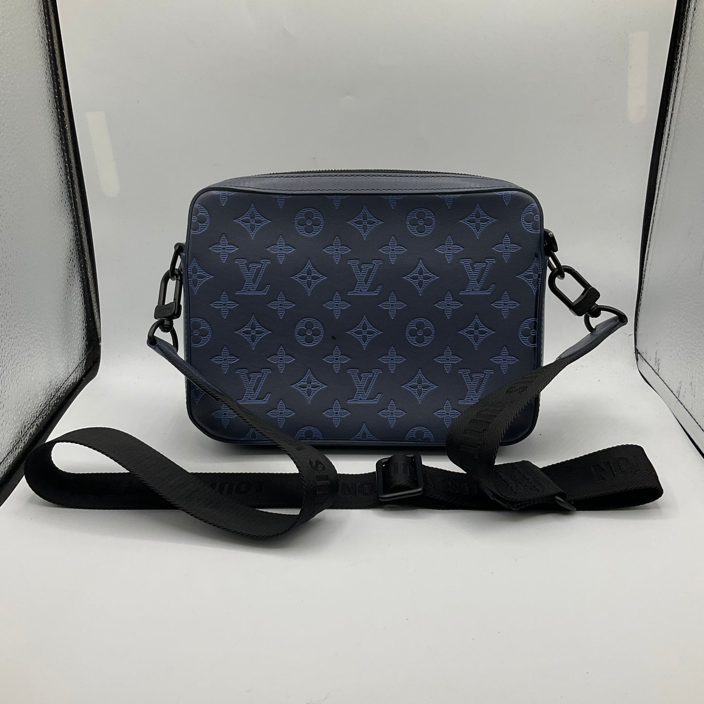 Crossbody Luxury Designer By Louis Vuitton, Size: Medium