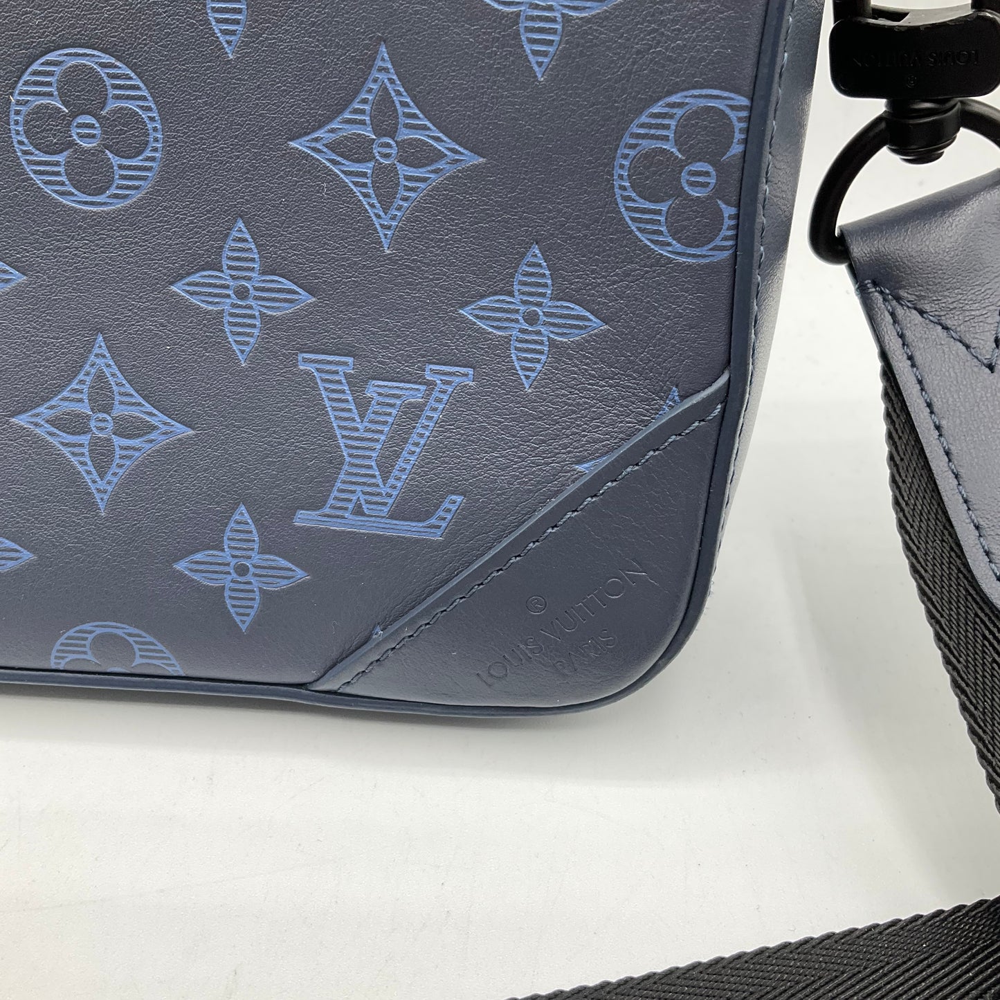 Crossbody Luxury Designer By Louis Vuitton, Size: Medium