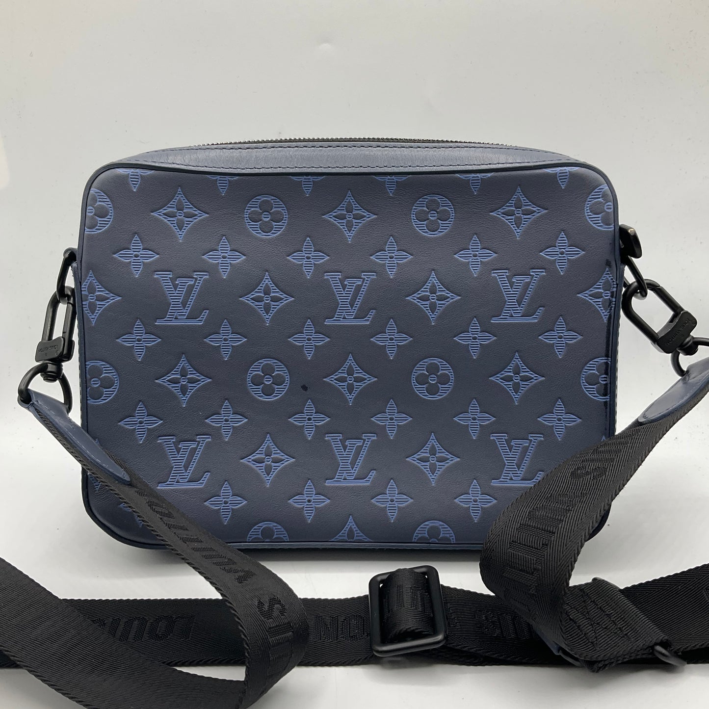 Crossbody Luxury Designer By Louis Vuitton, Size: Medium