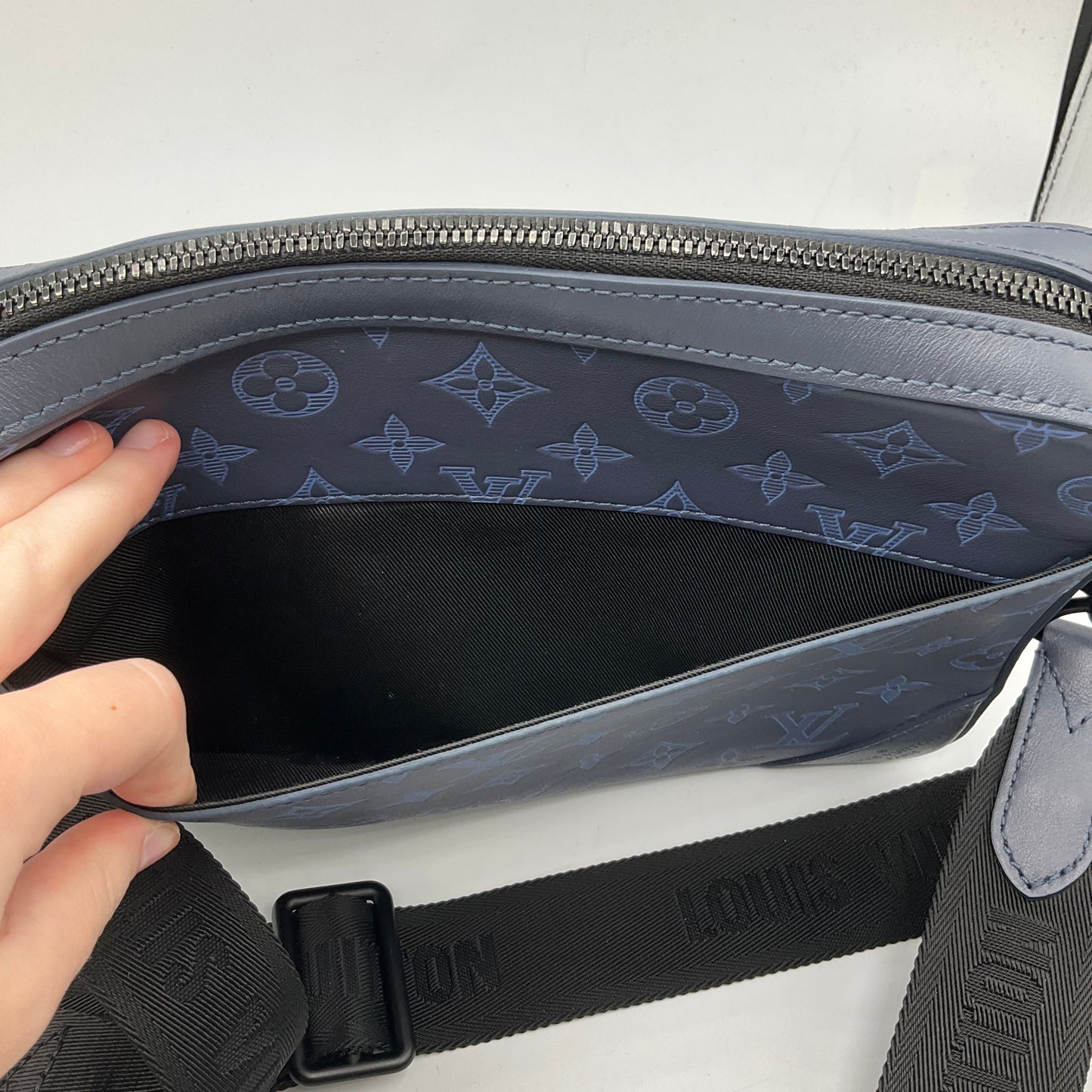 Crossbody Luxury Designer By Louis Vuitton, Size: Medium