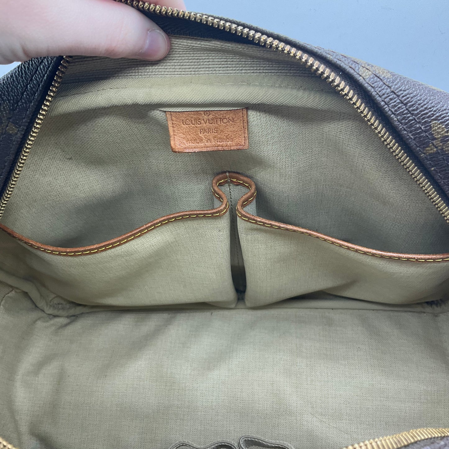 Handbag Luxury Designer By Louis Vuitton, Size: Medium