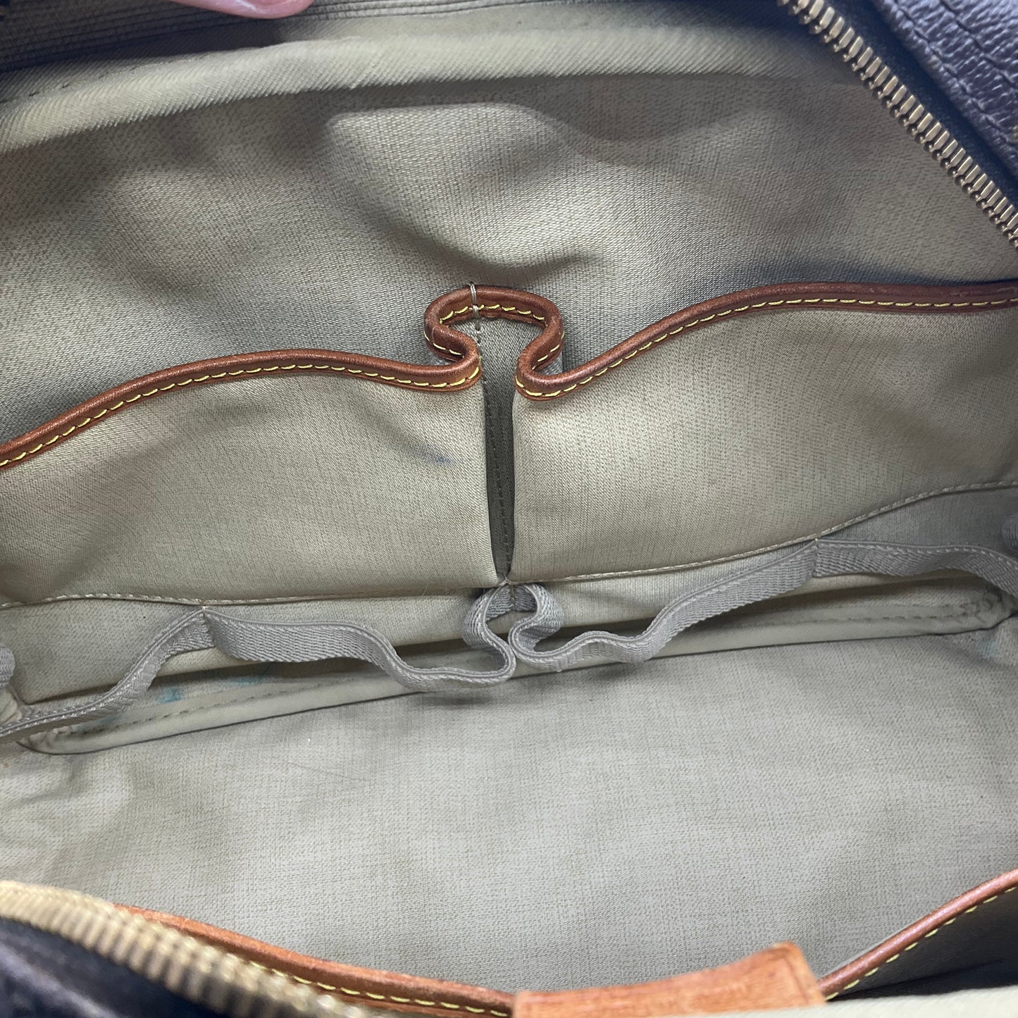 Handbag Luxury Designer By Louis Vuitton, Size: Medium