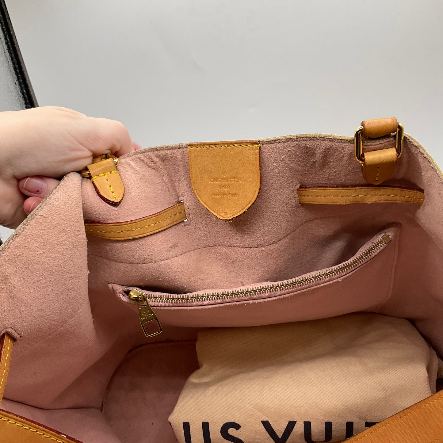 Handbag Luxury Designer By Louis Vuitton, Size: Medium