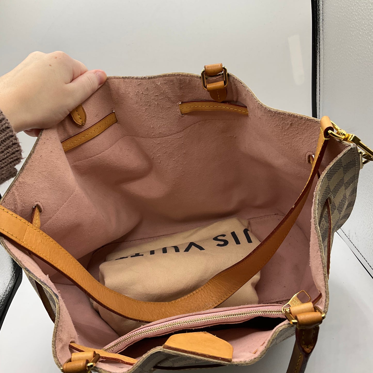 Handbag Luxury Designer By Louis Vuitton, Size: Medium