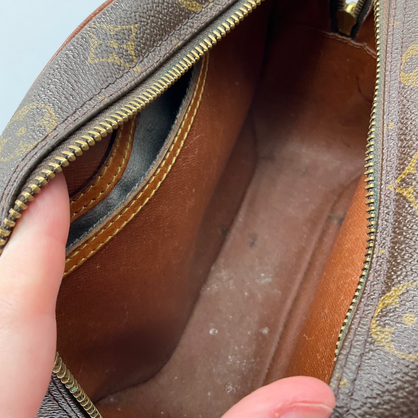 Crossbody Luxury Designer By Louis Vuitton, Size: Medium