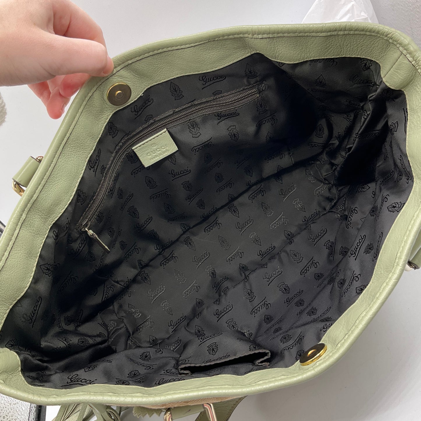 Handbag Luxury Designer By Gucci, Size: Medium