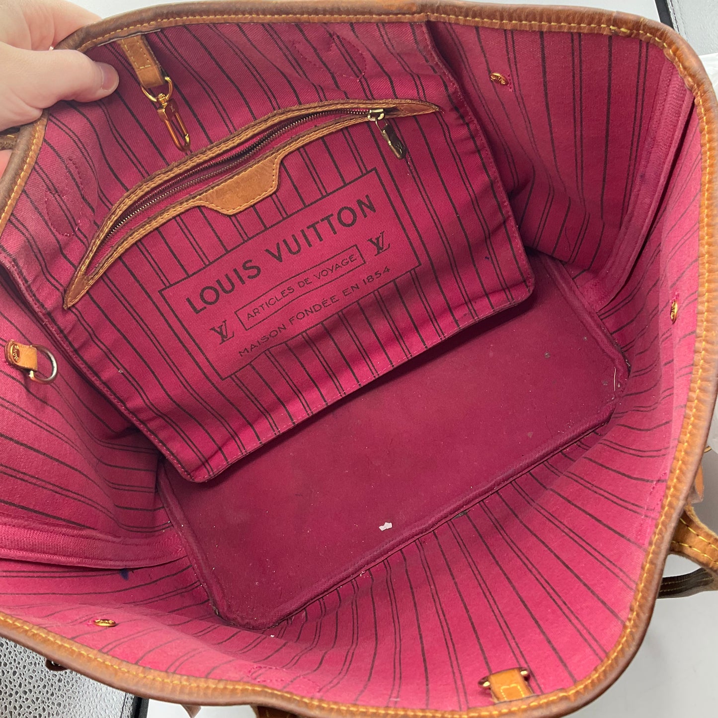 Handbag Luxury Designer By Louis Vuitton, Size: Medium